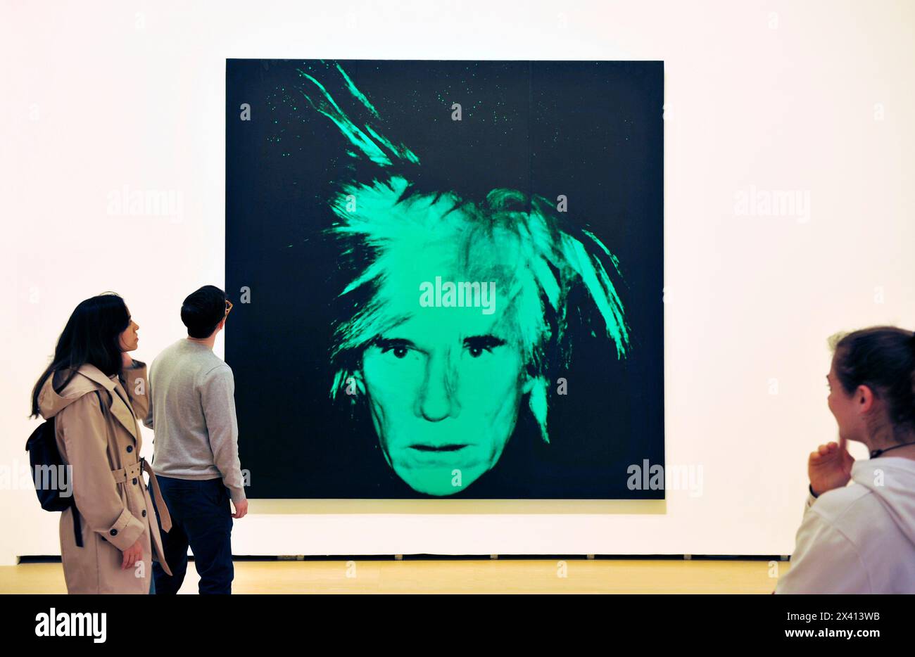 Les gens regardant un portrait d'Andy Warhol, pop art, peinture, Guggenheim, Musée, Bilbao, Espagne, Europe Banque D'Images