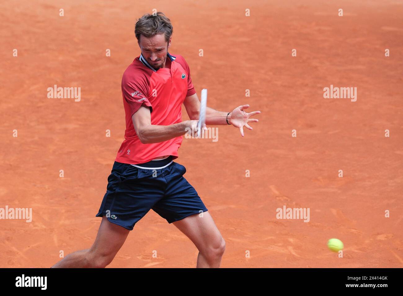 Daniil Medvedev, de Russie, est en action lors du tournoi de tennis ATP Tour Madrid Open 2024 au Caja Magica à Madrid, Espagne, le 29 avril 2024. Banque D'Images