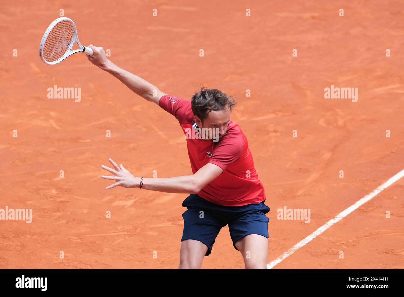 Daniil Medvedev, de Russie, est en action lors du tournoi de tennis ATP Tour Madrid Open 2024 au Caja Magica à Madrid, Espagne, le 29 avril 2024. Banque D'Images