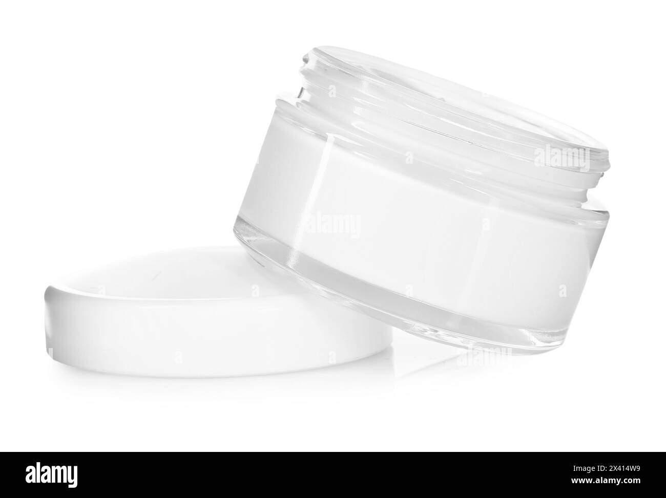 Pot de crème de soin du corps isolé sur blanc Banque D'Images