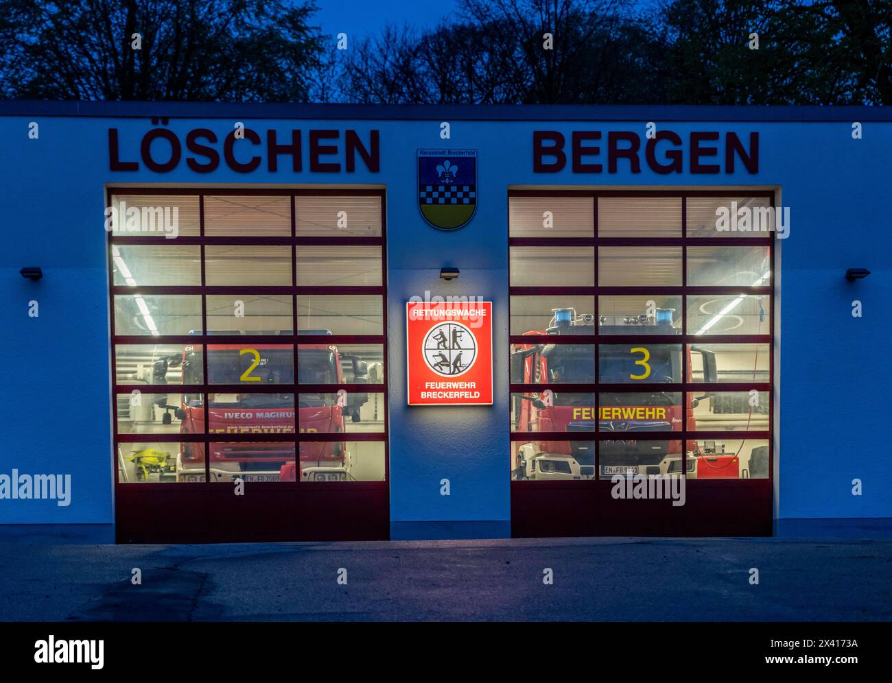 Dépôt d'équipement du service des pompiers volontaires de Breckerfeld, dans la région sud-est de la Ruhr, dans le district d'Ennepe-Ruhr, hall de véhicules avec la devise Banque D'Images