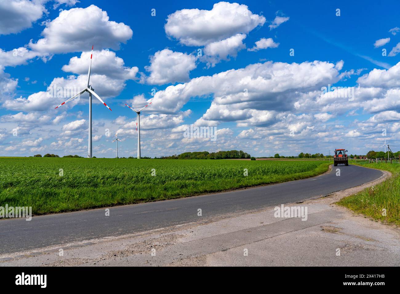 Parc éolien, éolienne, éoliennes du fabricant Enercon, ciel bleu avec de nombreux nuages blancs, entre Schermbeck et Dorsten, route de campagne, N Banque D'Images