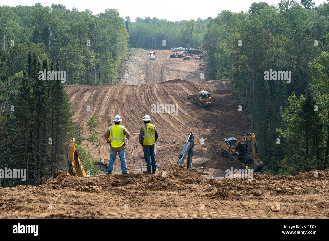 CASS CO, MN - 6 août 2021 : Enbridge Line 3 Oil Pipeline chantier de construction dans la forêt du Minnesota avec des excavatrices et des bulldozers couvrant le tuyau installé Banque D'Images