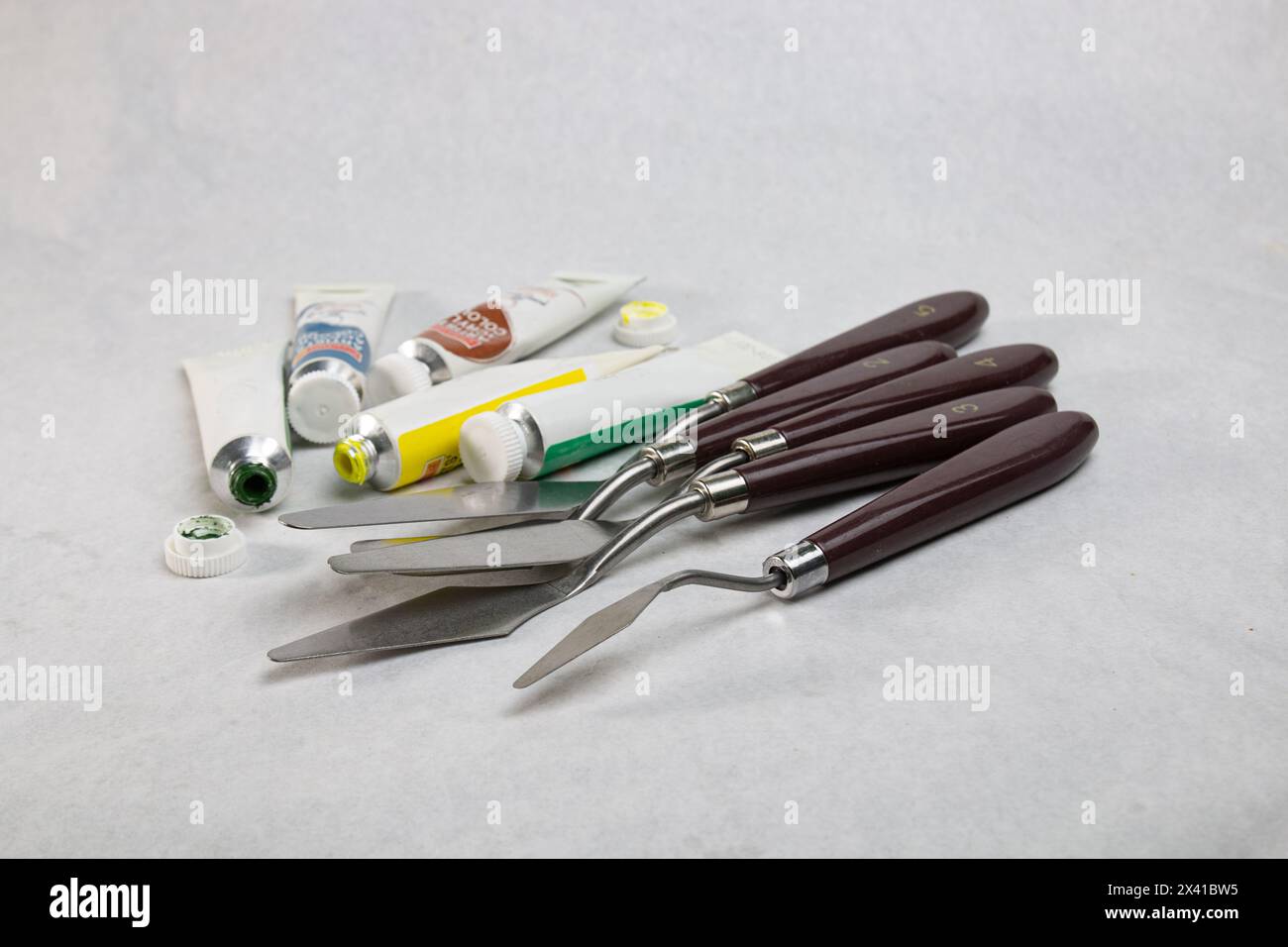 Couteau à palette, un ensemble de couteaux à palette. spatule et toile de couleur et blanche pour la peinture. matériel artistique. Banque D'Images