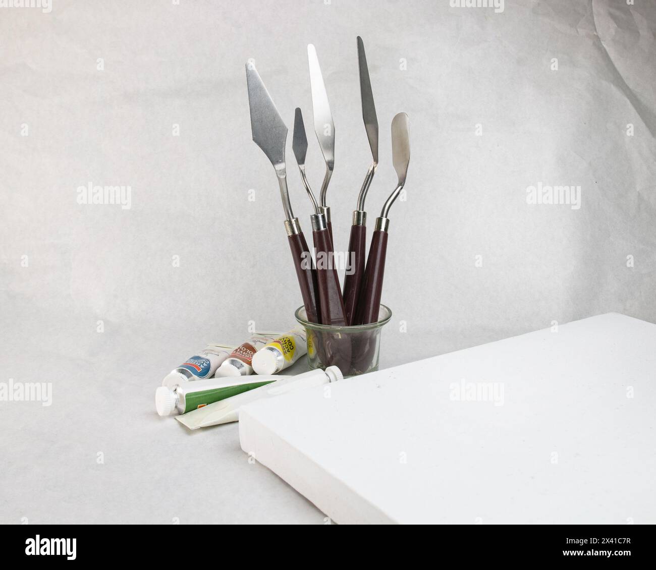 Couteau à palette, un ensemble de couteaux à palette. spatule et toile de couleur et blanche pour la peinture. matériel artistique. Banque D'Images