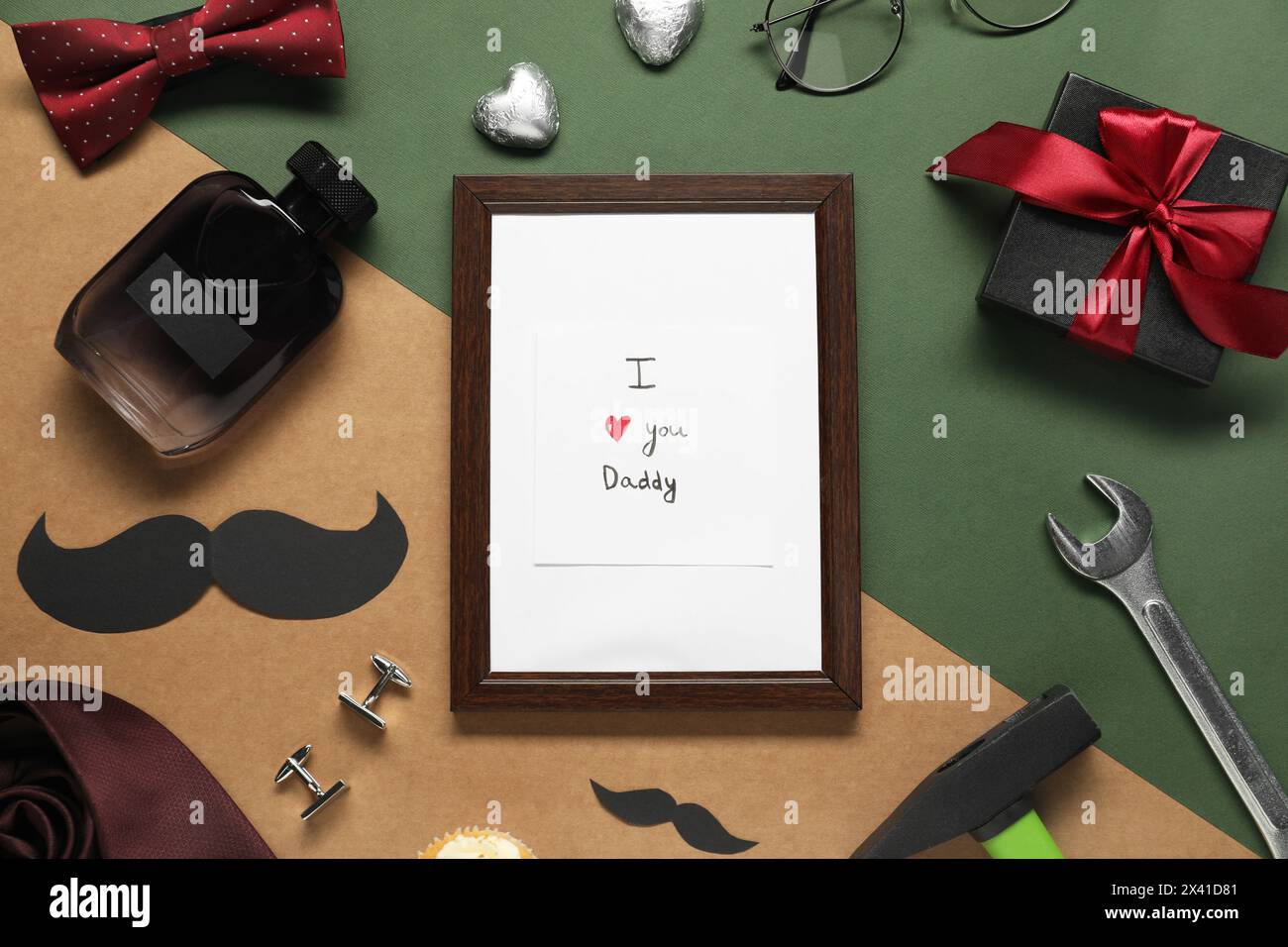 Célébration de la fête des pères. Cadre photo avec phrase I Love You Daddy, boîte cadeau et accessoires hommes sur fond de couleur, pose à plat Banque D'Images