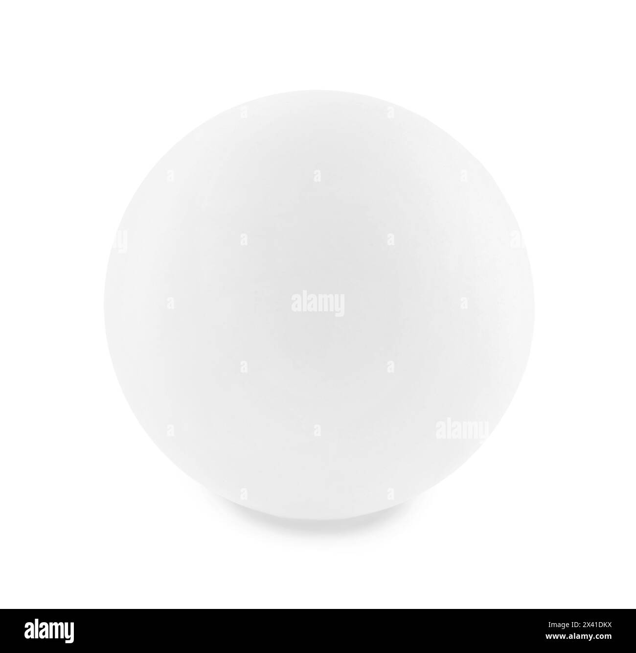 Une balle de ping-pong isolée sur blanc. Équipement de sport Banque D'Images