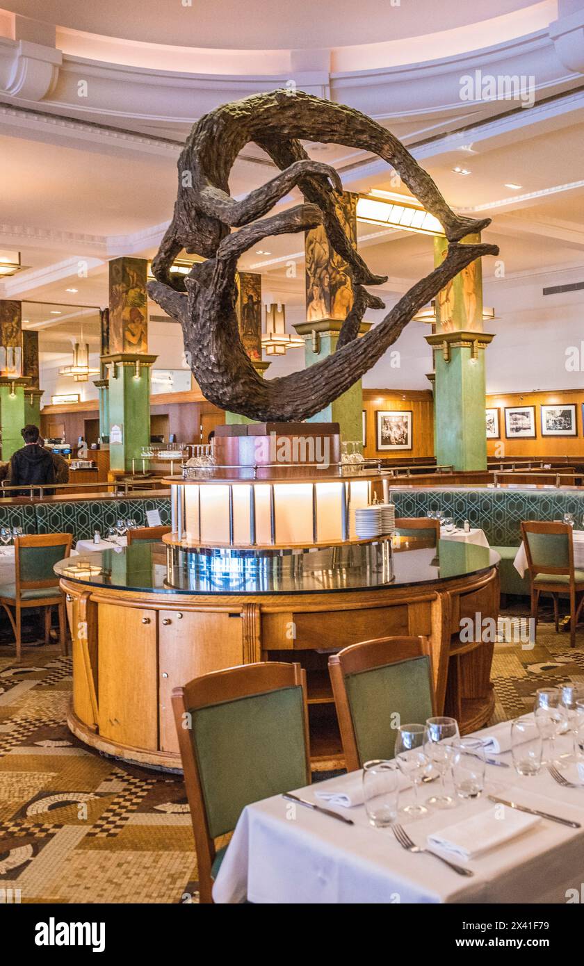 Paris Montparnasse, 14ème arrondissement, restaurant la Coupole (style art-déco) avec la sculpture 'la Terre' de Louis Derbré Banque D'Images