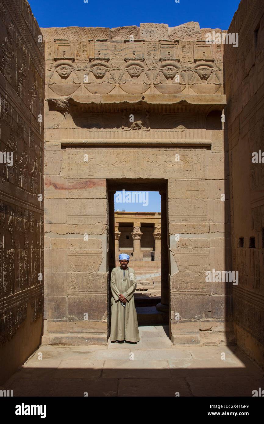 Un égyptien en tenue traditionnelle à l'intérieur du temple d'Isis au complexe du temple de Philae (un site du patrimoine mondial de l'UNESCO) sur l'île d'Agilkia, en Égypte Banque D'Images