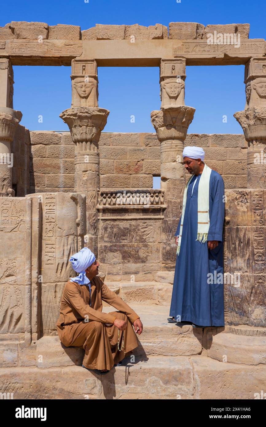 2 hommes égyptiens au temple d'Arsenuphis à l'intérieur du complexe du temple de Philae (un site du patrimoine mondial de l'UNESCO) sur l'île d'Agilkia (Nubie), Egypte Banque D'Images