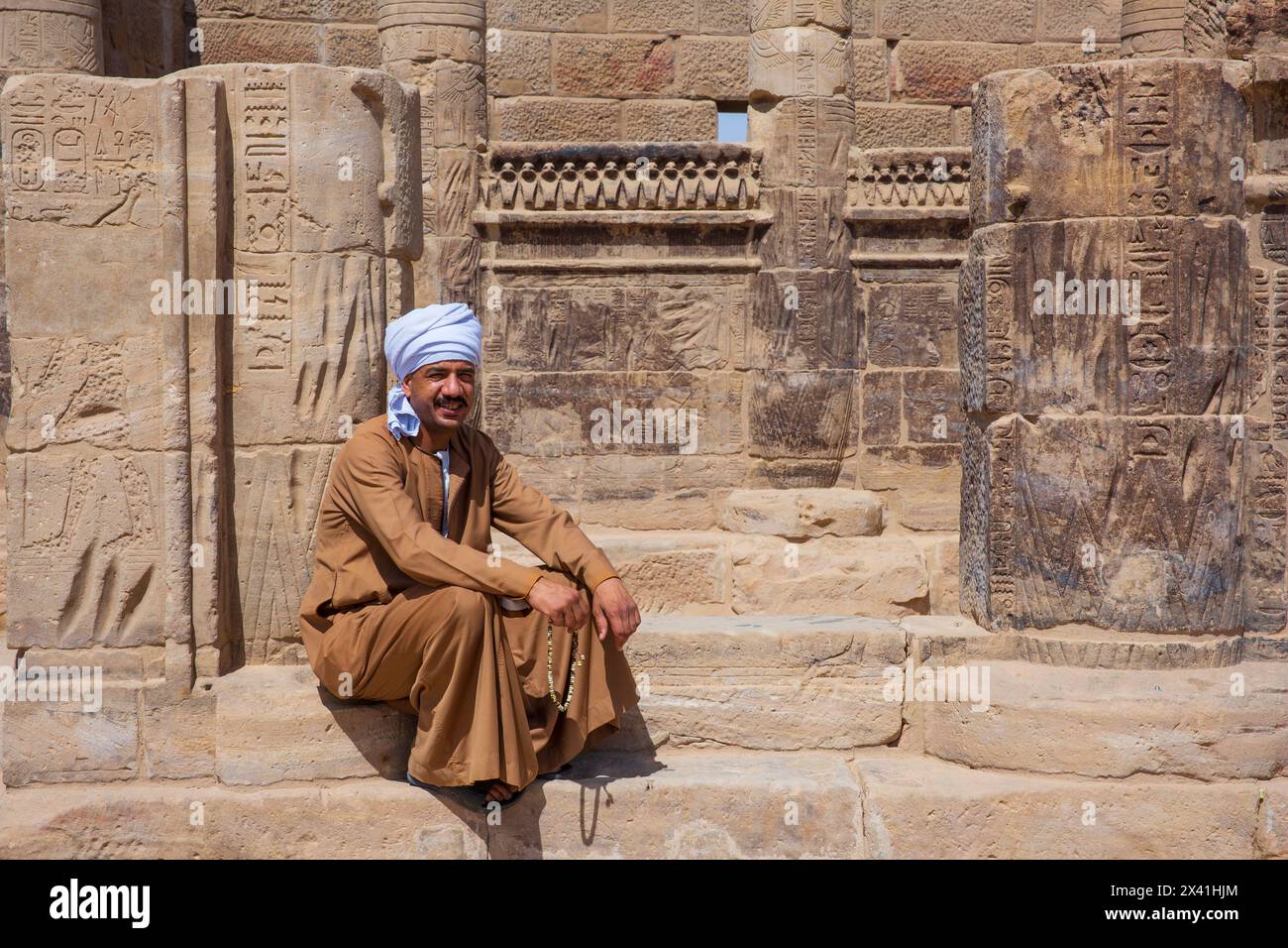 Un égyptien au temple d'Arsenuphis à l'intérieur du complexe du temple de Philae (un site du patrimoine mondial de l'UNESCO) sur l'île d'Agilkia (Nubie), Egypte Banque D'Images