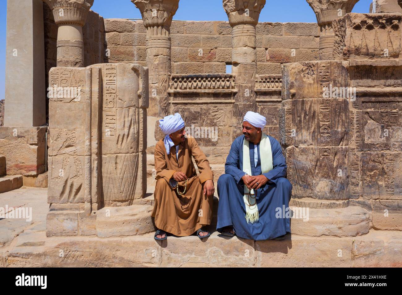 2 hommes égyptiens au temple d'Arsenuphis à l'intérieur du complexe du temple de Philae (un site du patrimoine mondial de l'UNESCO) sur l'île d'Agilkia (Nubie), Egypte Banque D'Images