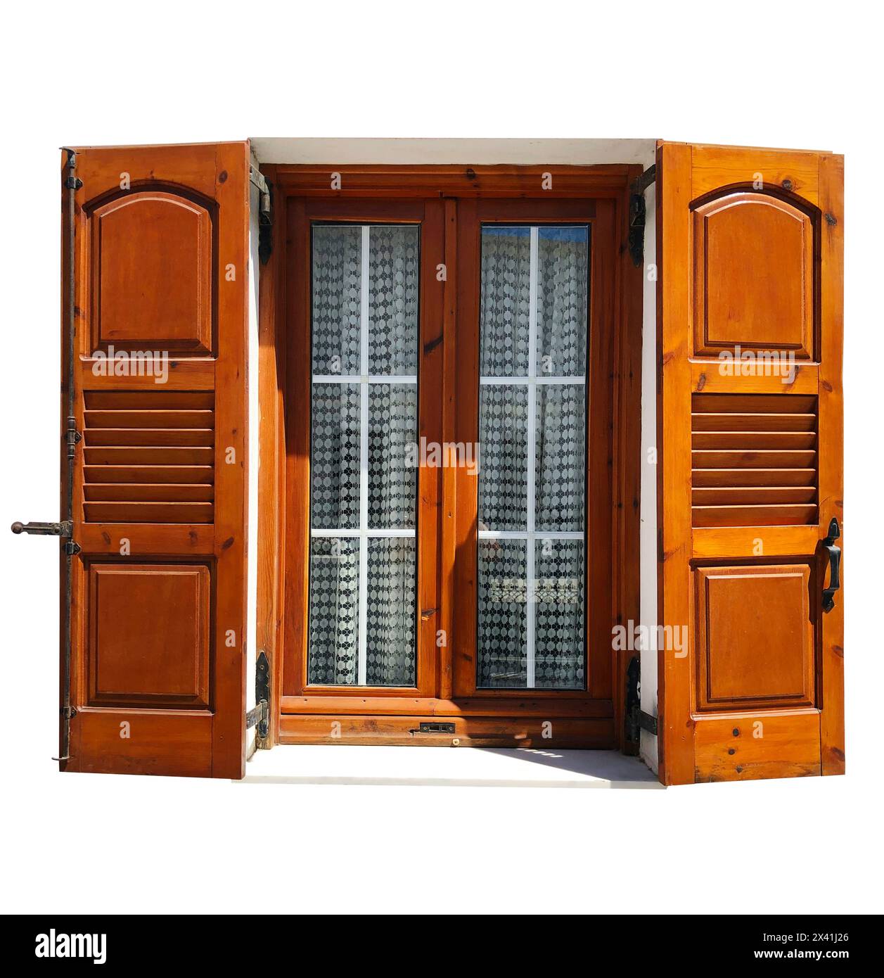 Fenêtre en bois avec volets latéraux extérieurs isolé sur fond blanc avec verre et rideaux blancs Banque D'Images