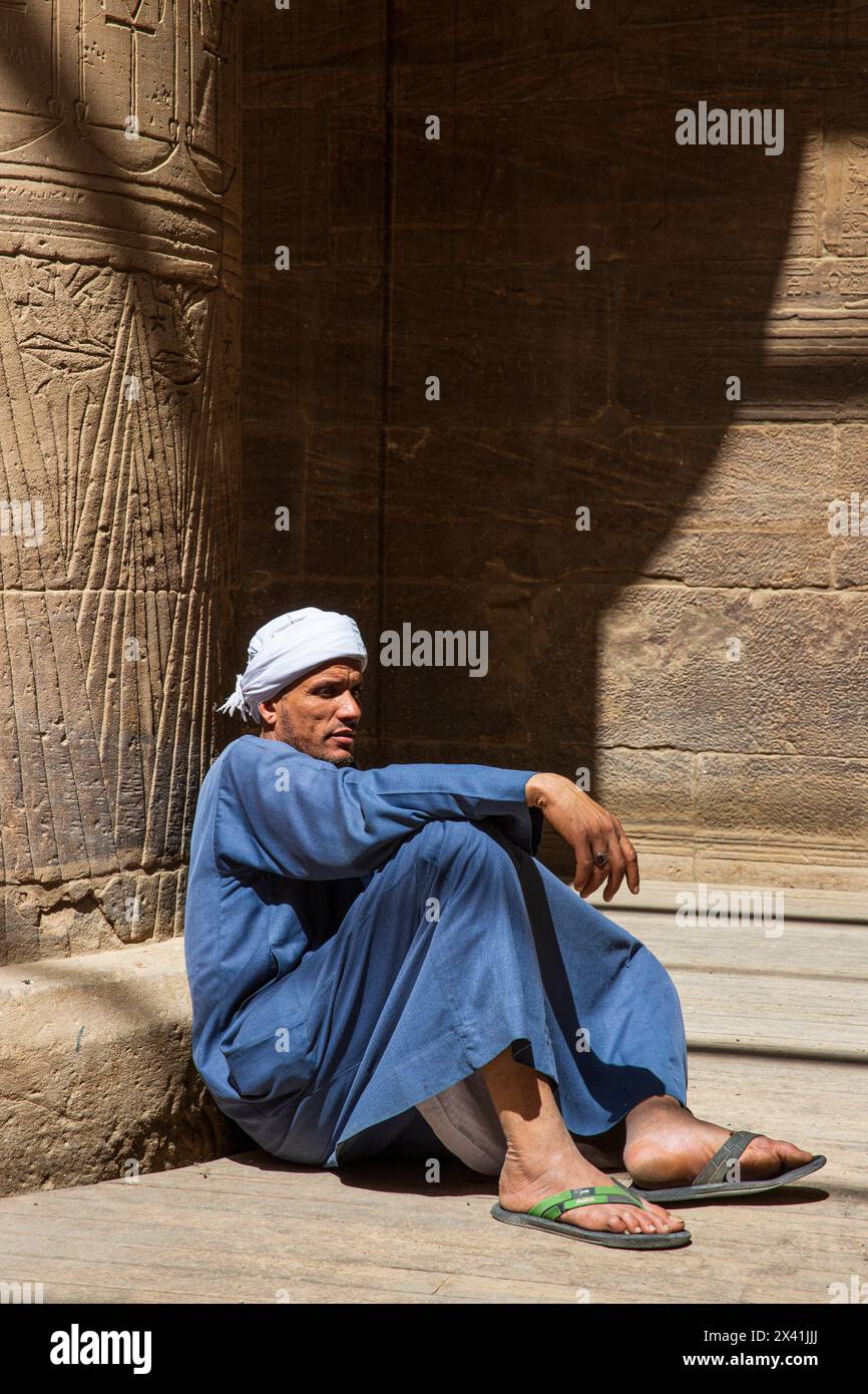Un égyptien en tenue traditionnelle à l'intérieur du temple d'Isis au complexe du temple de Philae (un site du patrimoine mondial de l'UNESCO) sur l'île d'Agilkia, en Égypte Banque D'Images