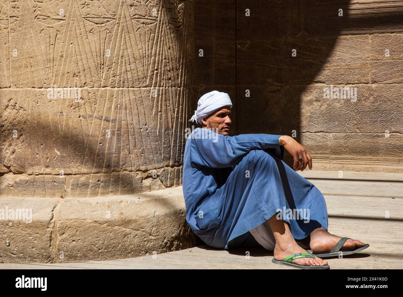 Un égyptien en tenue traditionnelle à l'intérieur du temple d'Isis au complexe du temple de Philae (un site du patrimoine mondial de l'UNESCO) sur l'île d'Agilkia, en Égypte Banque D'Images