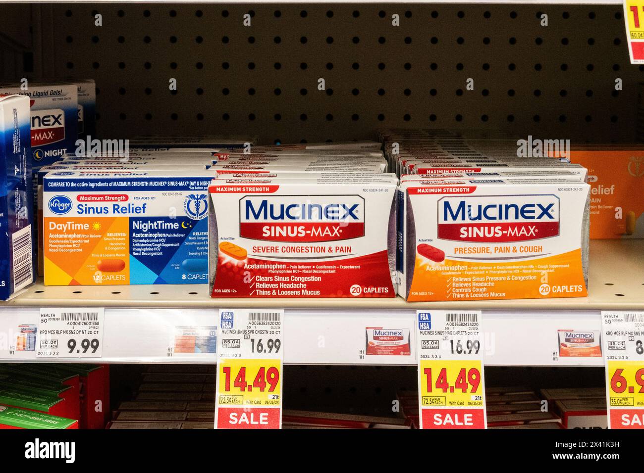 Boîtes de sinus relief, de jour comme de nuit, ainsi que des boîtes de Mucinex pour la congestion sévère et la douleur assis sur une étagère dans un marché. ÉTATS-UNIS. Banque D'Images