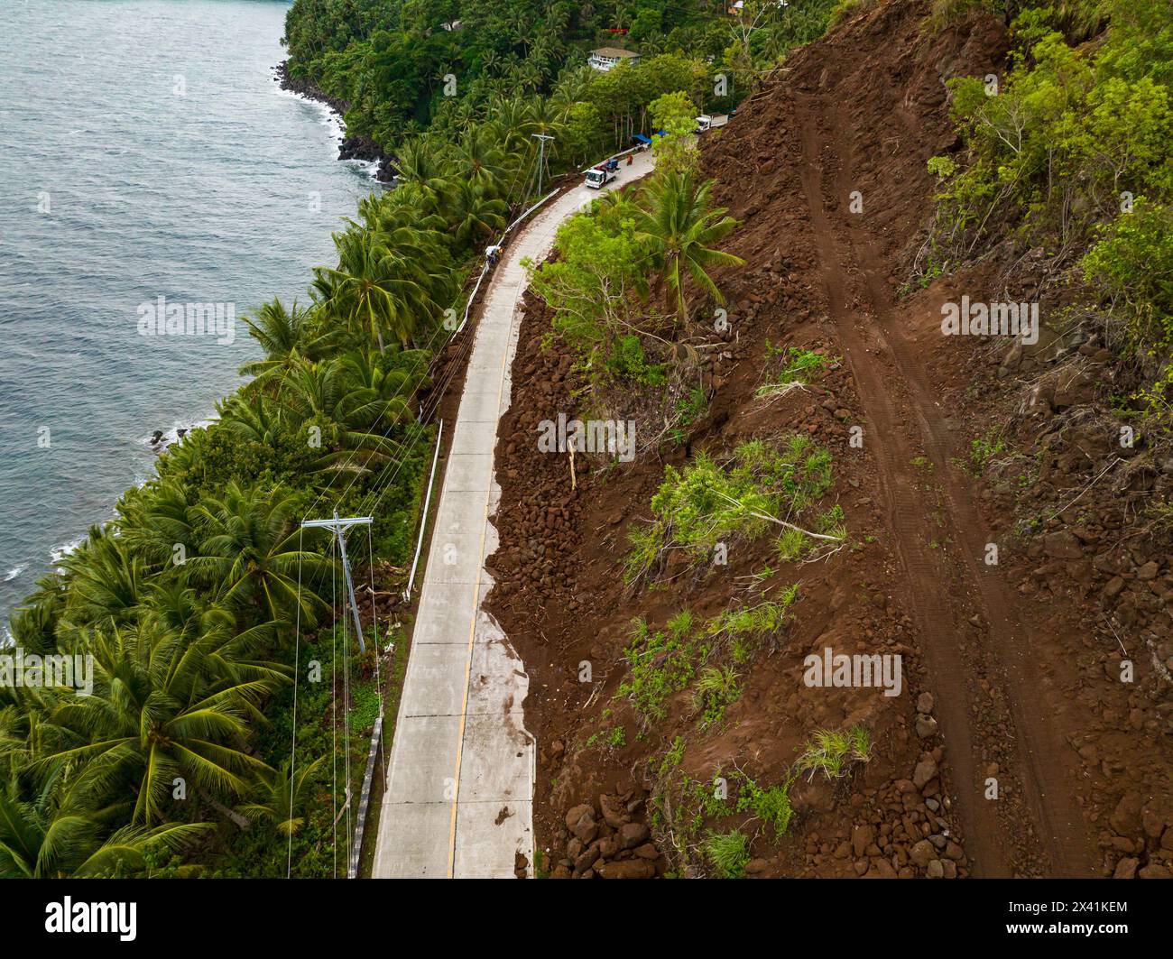 Vol au-dessus de la route avec des chutes de pierres et des glissades de boue de falaise de montagne. Philippines. Banque D'Images