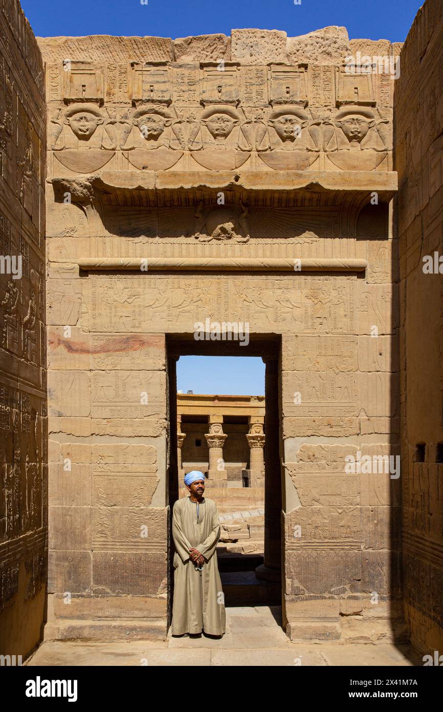 Un égyptien en tenue traditionnelle à l'intérieur du temple d'Isis au complexe du temple de Philae (un site du patrimoine mondial de l'UNESCO) sur l'île d'Agilkia, en Égypte Banque D'Images