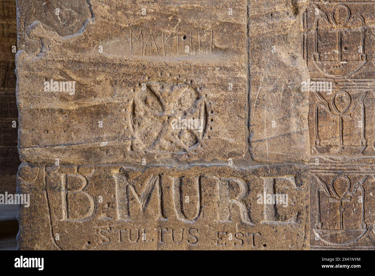 Une croix copte sculptée et des graffitis à l'intérieur du temple d'Isis au complexe du temple de Philae sur l'île d'Agilkia (un site du patrimoine mondial de l'UNESCO) en Égypte Banque D'Images