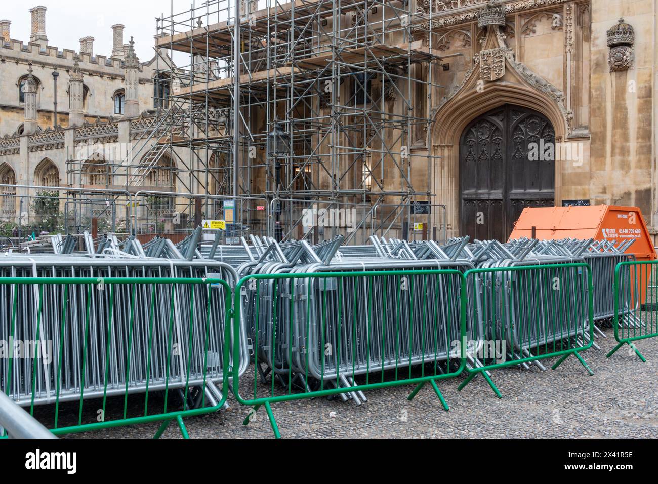 Échafaudages et barrières devant le Kings College, Cambridge University, Cambridge, Angleterre, Royaume-Uni. Banque D'Images