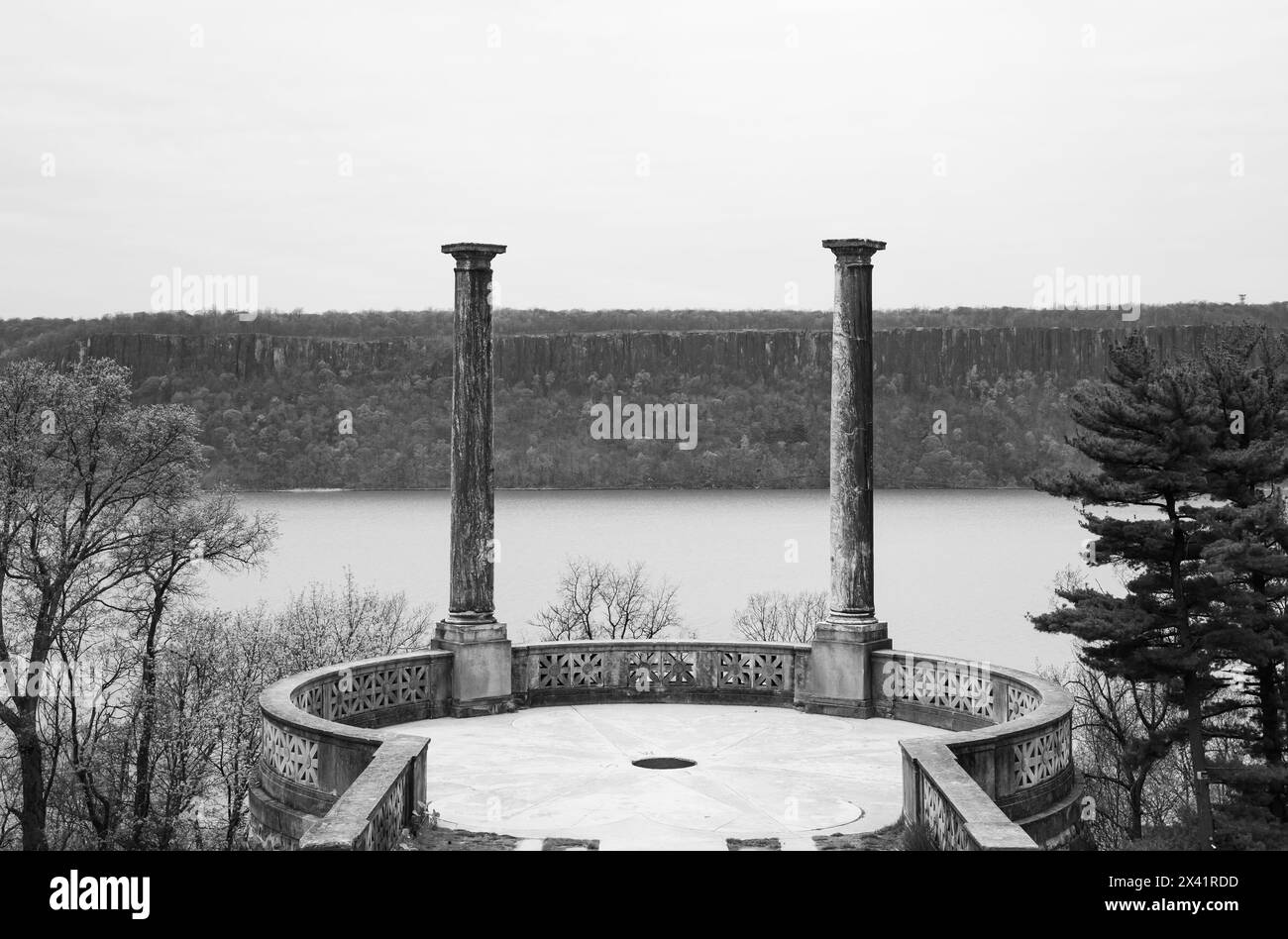Belle vue sur le fleuve Hudson et les palissades du New Jersey au Overlook de Untermyer Park and Gardens à Yonkers, New York. Banque D'Images