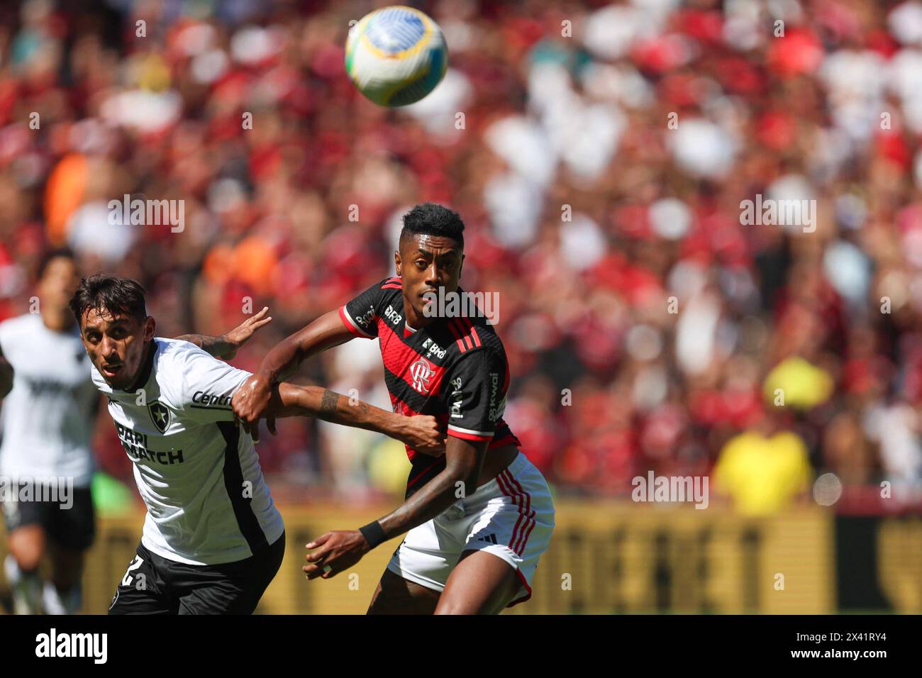 28 avril 2024 : Maracana Stadium, Rio de Janeiro, Brésil : Brésil A-League football Flamengo contre Botafogo : Bruno Henrique de Flamengo défie Damián Suárez de Botafogo Banque D'Images