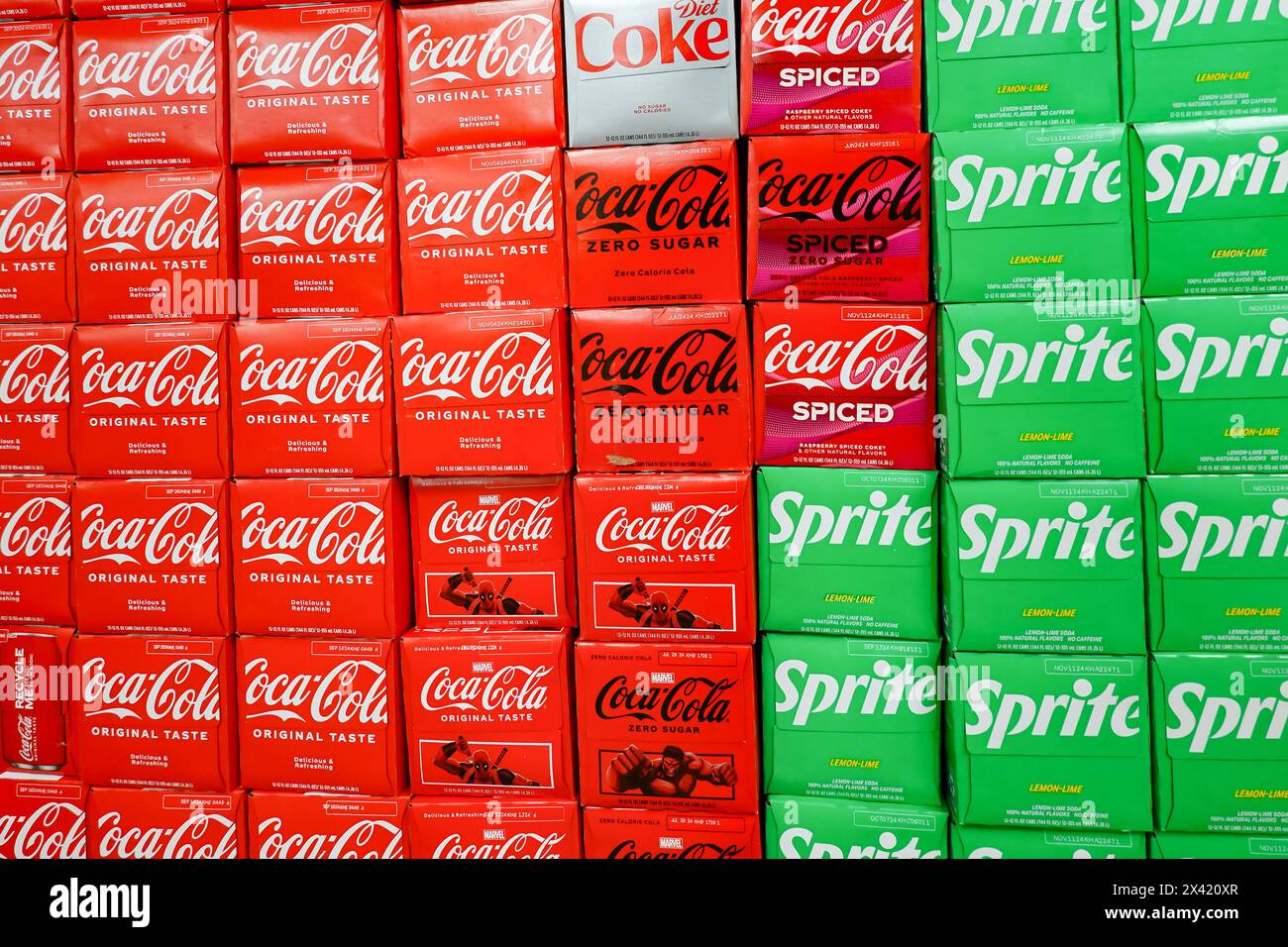 Une épicerie de 12 paquets de variétés assorties de sodas Coca et Sprite Banque D'Images