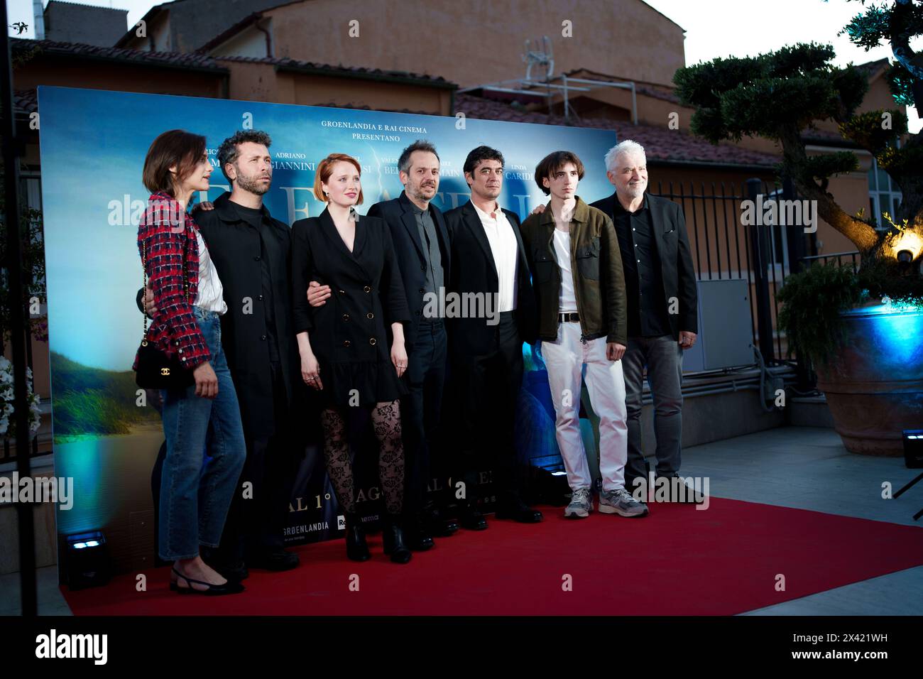 ROME, ITALIE - AVRIL 29 : Gabriel Montesi, Riccardo Scamarcio, Mati Galey, Claire Romain, Valentina Bellè, Gioele dix assister à la première de 'Sei Banque D'Images