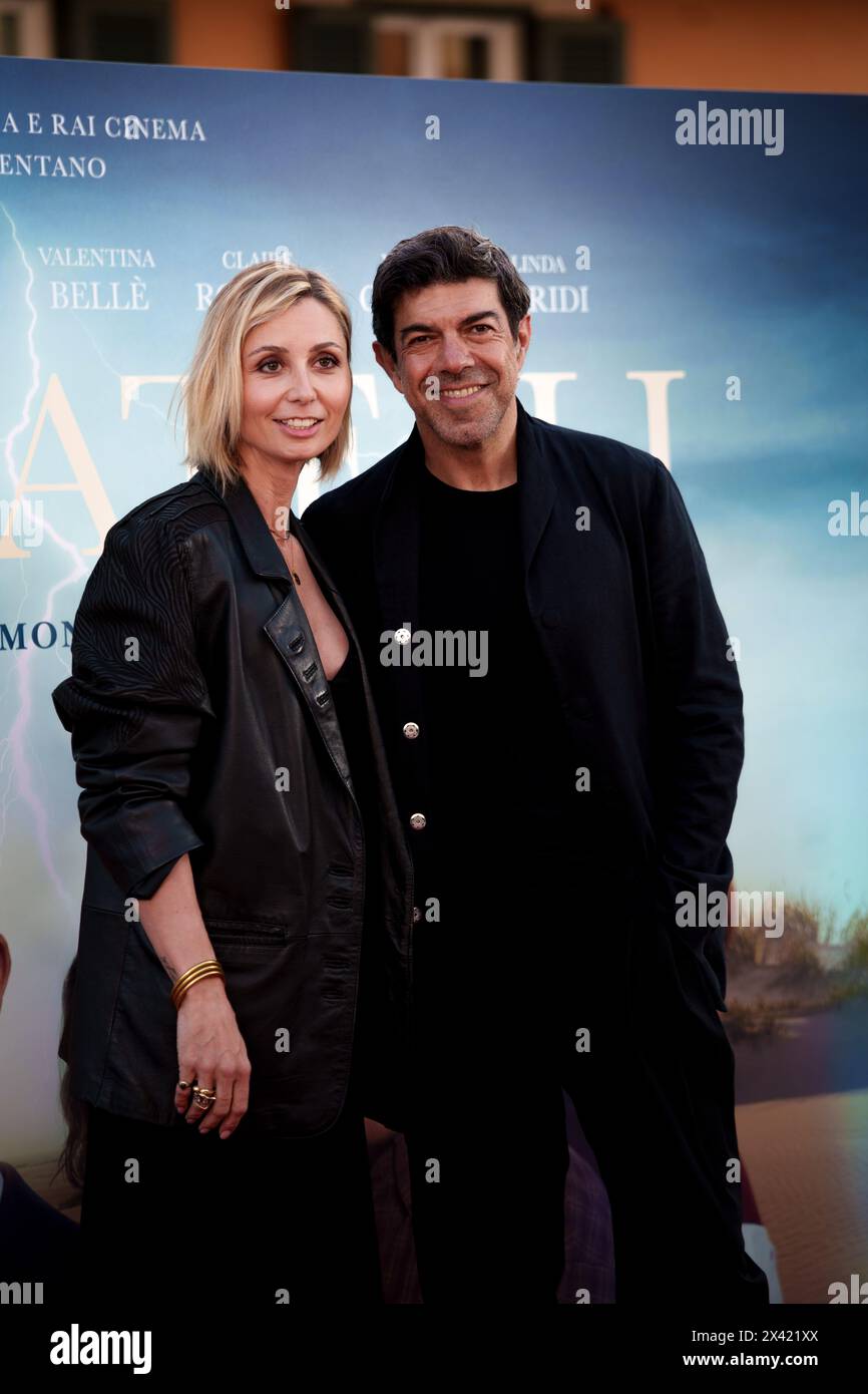 ROME, ITALIE - AVRIL 29 : Pierfrancesco Favino et Anna Ferzetti assistent à la première de 'Sei fratelli' au Cinéma Barberini le 29 avril 2024 en R. Banque D'Images