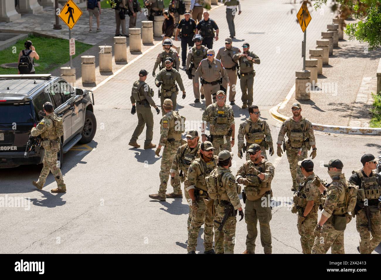 Austin, Texas, États-Unis. 29 avril 2024. La police entre en scène alors qu'elle tente de contrôler les foules en colère et d'arrêter les manifestants pro-palestiniens alors que l'Université du Texas à Austin est secouée par des manifestations pour une troisième journée consécutive lorsque des dizaines d'étudiants et de partisans ont tenté d'installer une ville de tente sur la pelouse sud le 29 avril 2024. Texas DPS, la police d'Austin et la police de l'UT ont rapporté avoir enlevé au moins des manifestants et nettoyé le site (crédit image : © Bob Daemmrich/ZUMA Press Wire) USAGE ÉDITORIAL SEULEMENT! Non destiné à UN USAGE commercial ! Crédit : ZUMA Press, Inc/Alamy Live News Banque D'Images