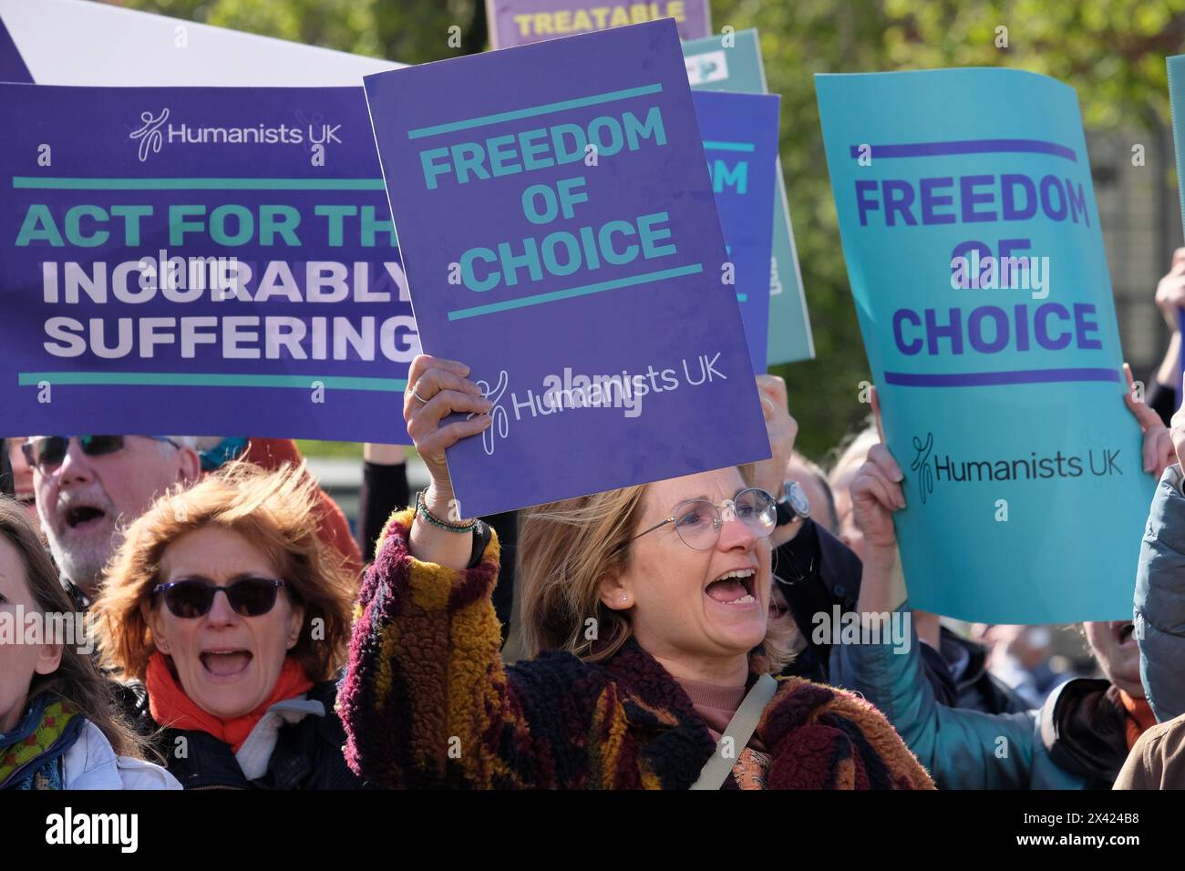 Humanists UK et My Death, My Decision (MDMD) organisent un rassemblement sur la place du Parlement lors d'un débat de Westminster sur l'aide à mourir. Banque D'Images