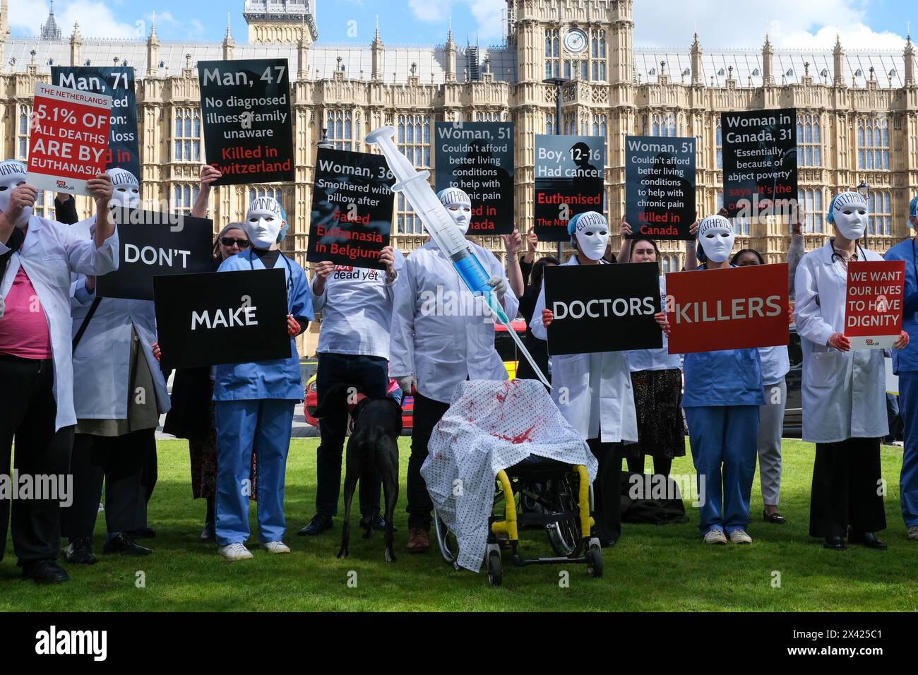 Londres, Royaume-Uni, 29 avril 2024. Les militants pour les personnes handicapées de Not Dead Yet UK protestent contre l'aide à mourir avant un débat parlementaire déclenché par une pétition signée par plus de 200 000 personnes. Crédit : onzième heure photographie/Alamy Live News Banque D'Images