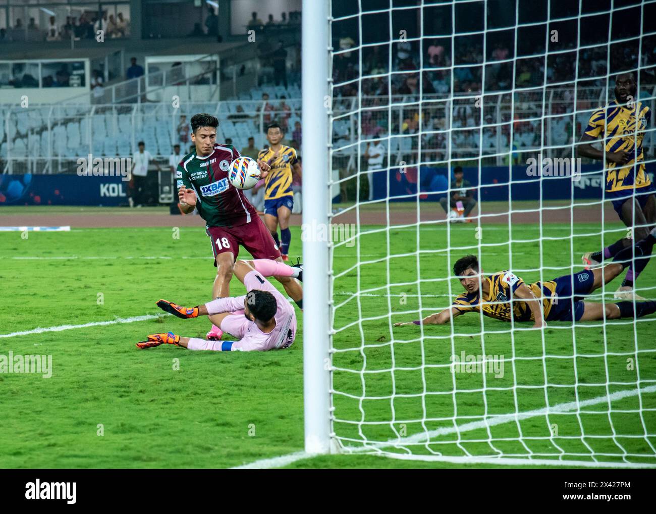 Kolkata, Bengale occidental, Inde. 29 avril 2024. Mohunbagan Super Giants (MBSG) de Kolkata bat l'Odisha FC par 2-0 pour atteindre la 1ième finale ISL le 28 avril 2024 au stade Salt Lake de Kolkata. Les buteurs sont Jasson Cummings et Sahal Abdul Samad. Le joueur de MBSG Sahal Abdul Samad en action pendant le match et son moment de célébration après avoir marqué pour son équipe. (Crédit image : © Amlan Biswas/Pacific Press via ZUMA Press Wire) USAGE ÉDITORIAL SEULEMENT! Non destiné à UN USAGE commercial ! Banque D'Images