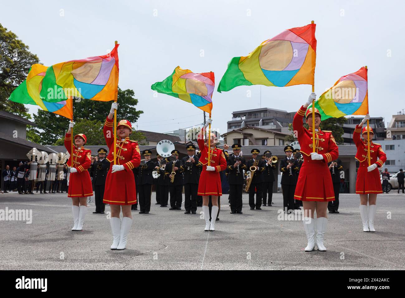 Tokyo, Japon. 29 avril 2024. Le Tokyo Fire Department Band a donné une performance musicale et de danse lors du matsuri commémoratif du pompier d'Edo au temple Yutenjoi. Les pompiers de Tokyo et les membres du groupe de préservation culturelle des pompiers d'Edo organisent des expositions en l'honneur des pompiers morts pendant les périodes Edo et Showa. (Photo Damon Coulter/SOPA images/SIPA USA) crédit : Sipa USA/Alamy Live News Banque D'Images