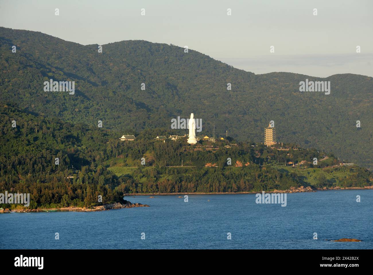 Une vue de la statue de Dame Bouddha à la montagne son Tra à Da Nang, Vietnam. Banque D'Images