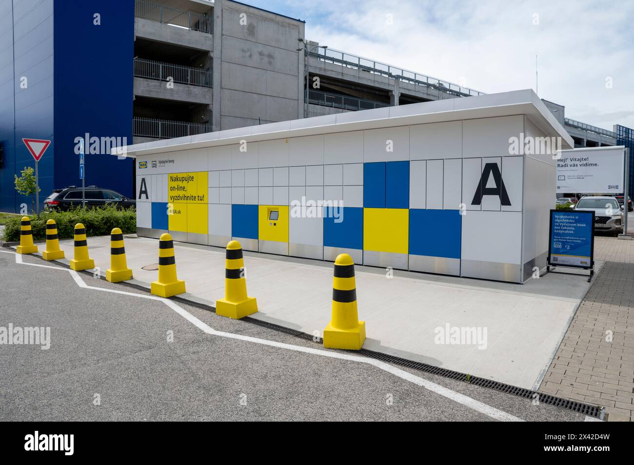 Bratislava, Slovaquie - 20 avril 2024 : IKEA commande en ligne des casiers de ramassage à l'extérieur du magasin Ikea. Cliquez et collectez à Storebox. Banque D'Images