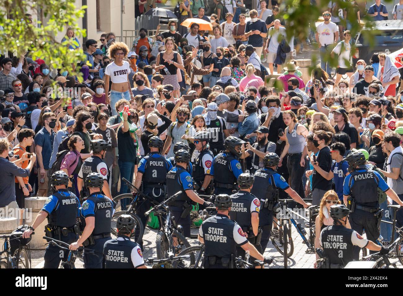 Austin, Texas, États-Unis, 29 avril 2024 : la police à vélo attaque des manifestants pro-palestiniens à l'Université du Texas à Austin. Le campus a été secoué par des manifestations pour une troisième journée consécutive lorsque des dizaines d'étudiants et de partisans ont tenté d'installer une ville de tentes près du bâtiment administratif principal. Les troupes de l'État du Texas, la police d'Austin et la police de l'UT ont procédé à des dizaines d'arrestations. Crédit : Bob Daemmrich/Alamy Live News Banque D'Images