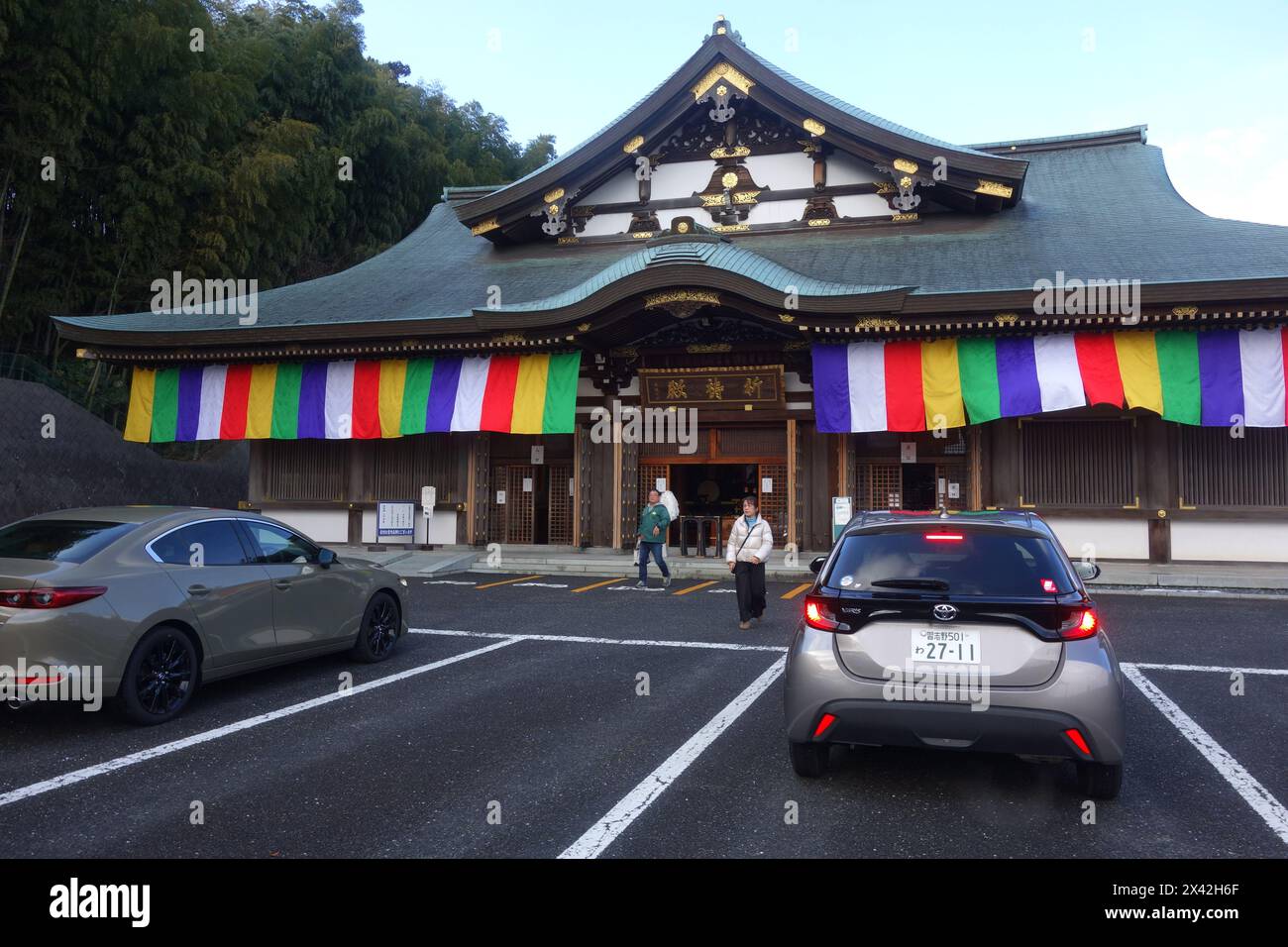 Les conducteurs retournent à leur voiture après avoir visité le Naritasan Traffic Safety Prayer Hall, Narita, Japon. Pas DE MR ou PR Banque D'Images