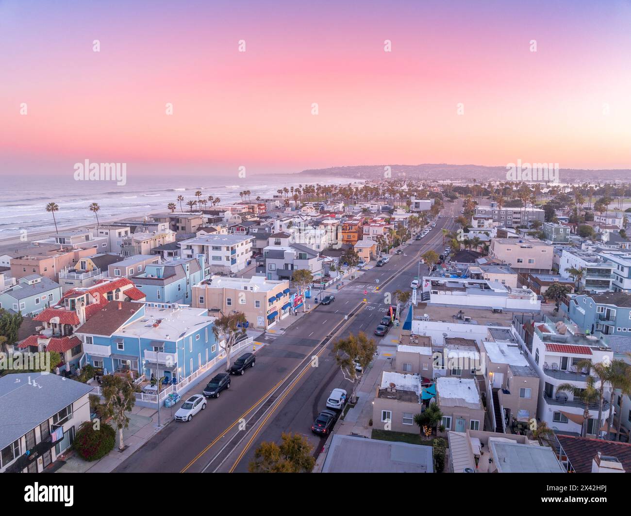 Vue aérienne du ciel coloré du lever du soleil sur Mission Beach San Diego avec des maisons de vacances résidentielles, villas avec personne dans la rue Banque D'Images