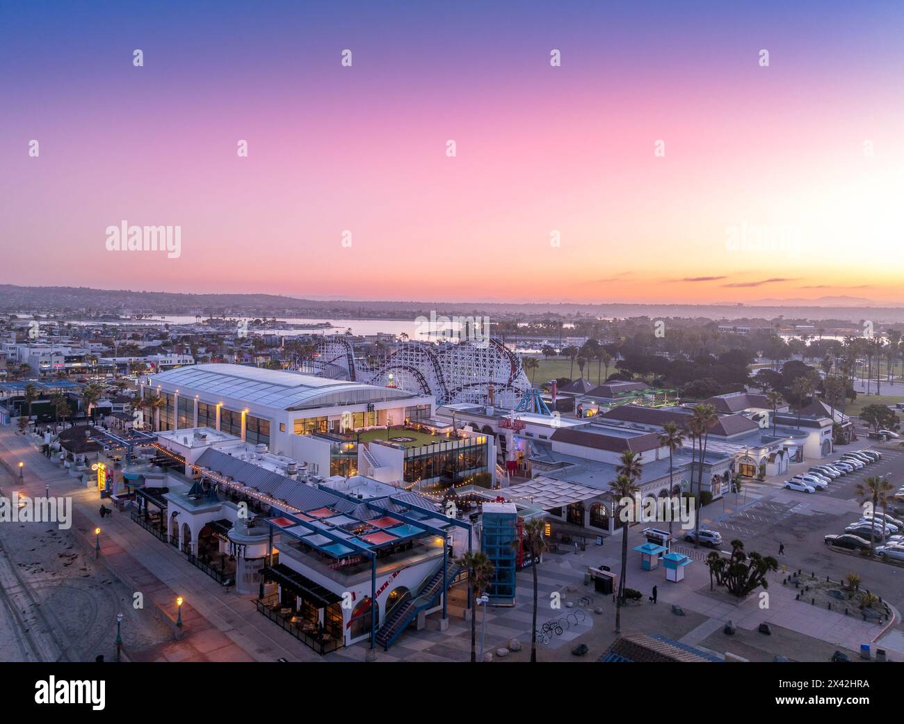 Vue aérienne du ciel coloré du lever du soleil sur Mission Beach San Diego avec des maisons de vacances résidentielles, villas avec personne dans la rue Banque D'Images