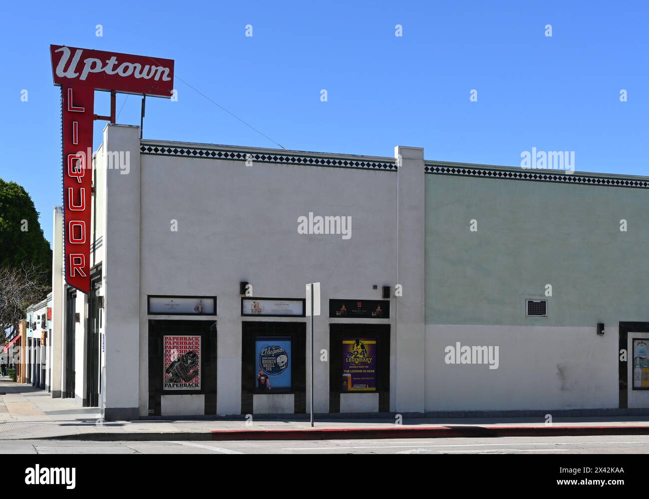WHITTIER, CALIFORNIE - 28 APR 2024 : magasin de vins et spiritueux Uptown sur Greenleaf Avenue. Banque D'Images