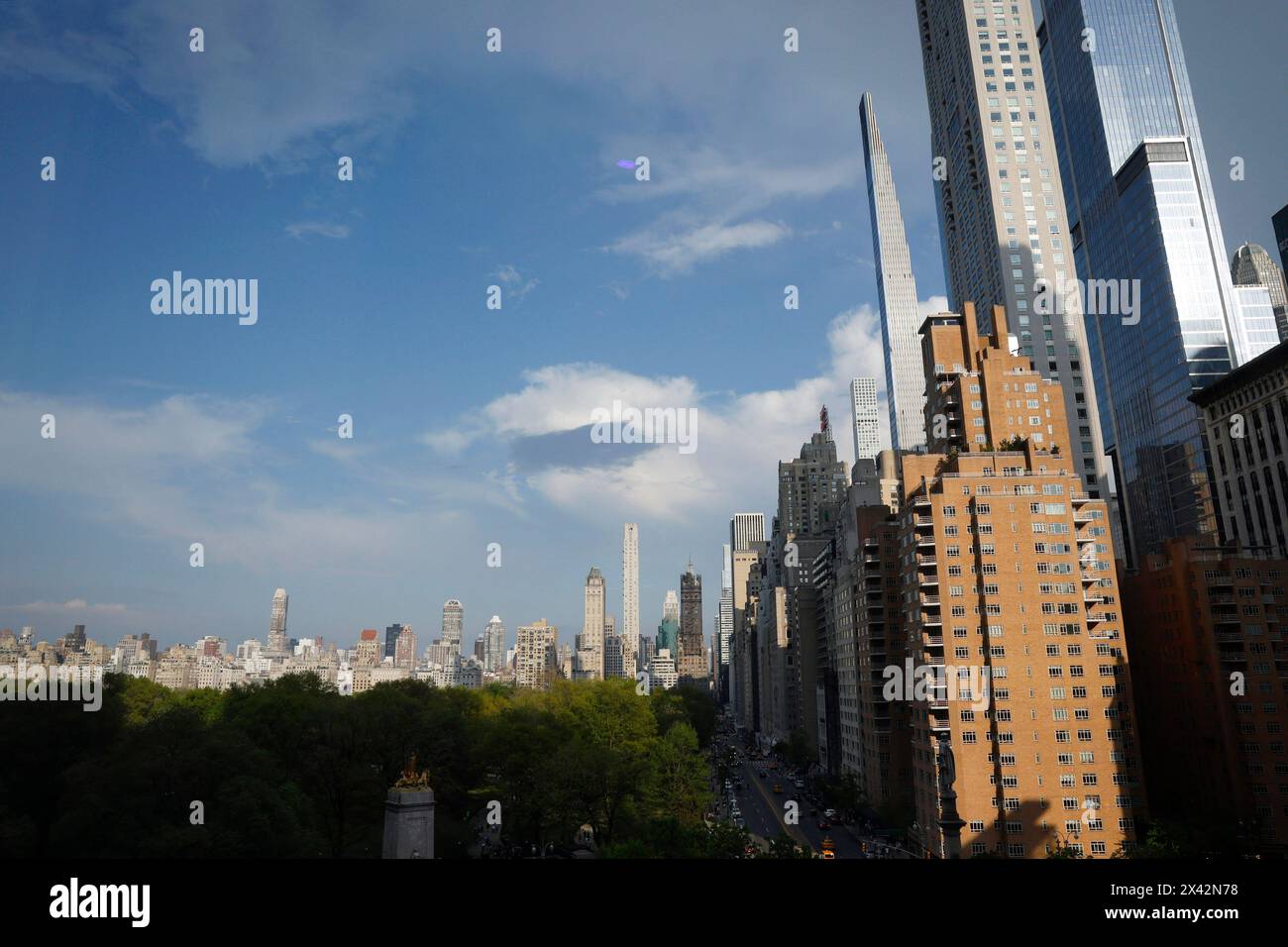 New York, États-Unis. 29 avril 2024. Milliardaires Row, Central Park et les gratte-ciel de Manhatan peuvent être vus depuis le site de la première de 'The Idea of You' New York au Jazz at Lincoln Center le lundi 29 avril 2024 à New York. Photo de John Angelillo/UPI crédit : UPI/Alamy Live News Banque D'Images