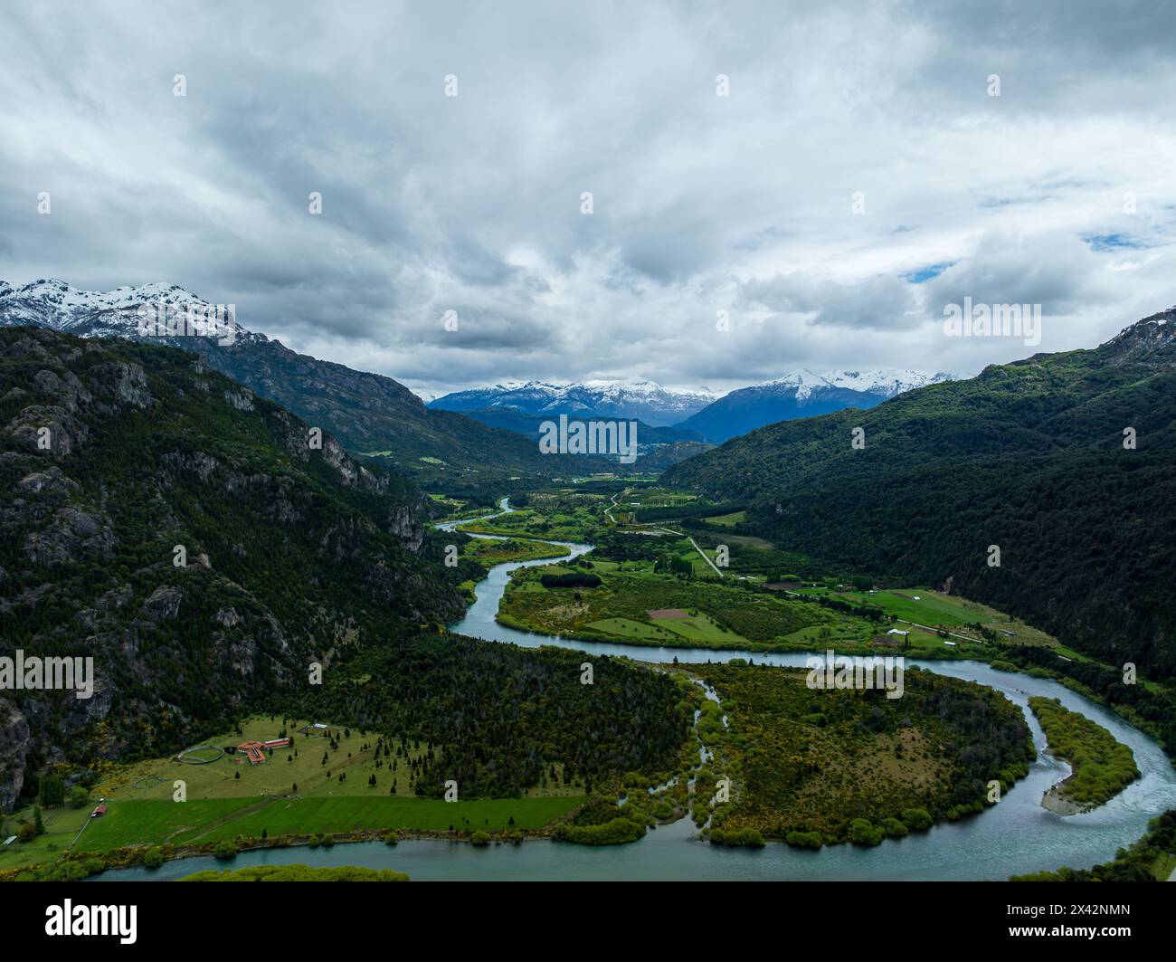 Vue aérienne de la majestueuse rivière Futaleufu par une journée nuageuse avec peu de lumière, près de la frontière Chili-Argentine Banque D'Images