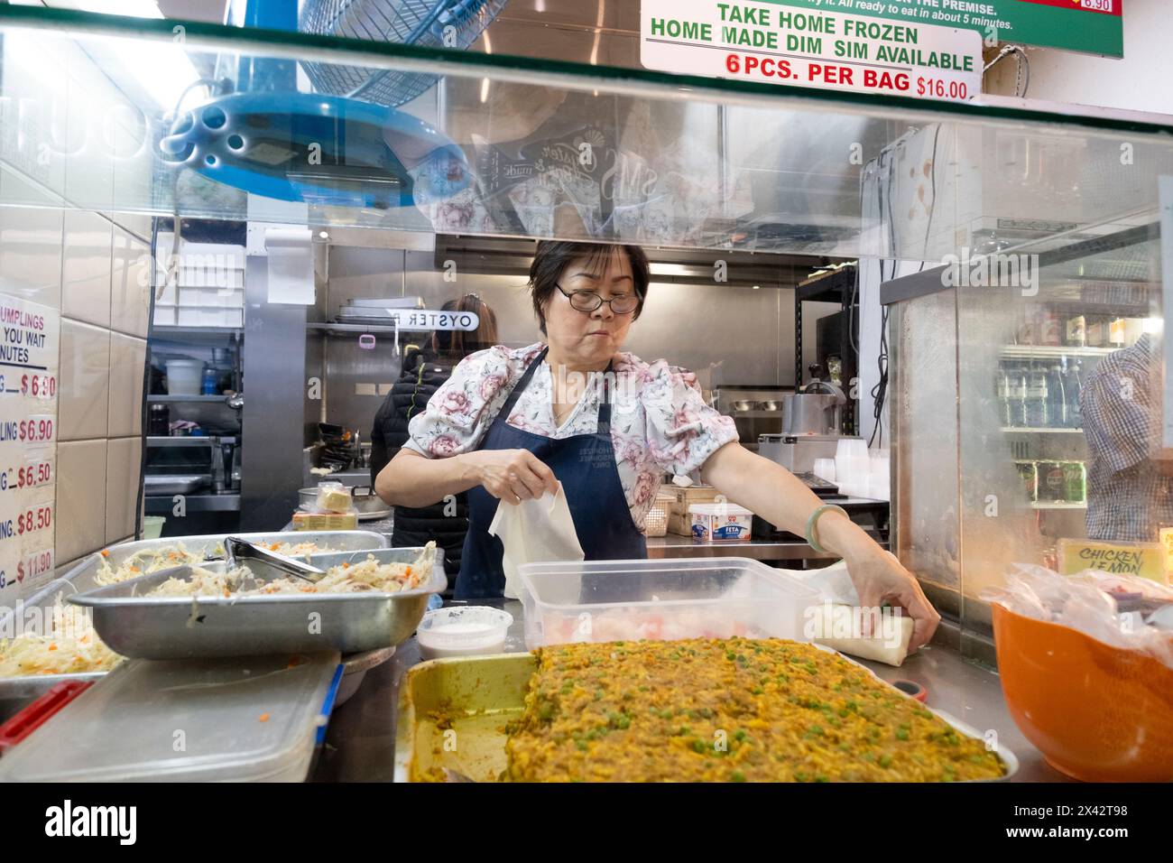 Une femme fabriquant des Dim sims frais au South Melbourne Market. South Melbourne, Victoria, Australie. Banque D'Images