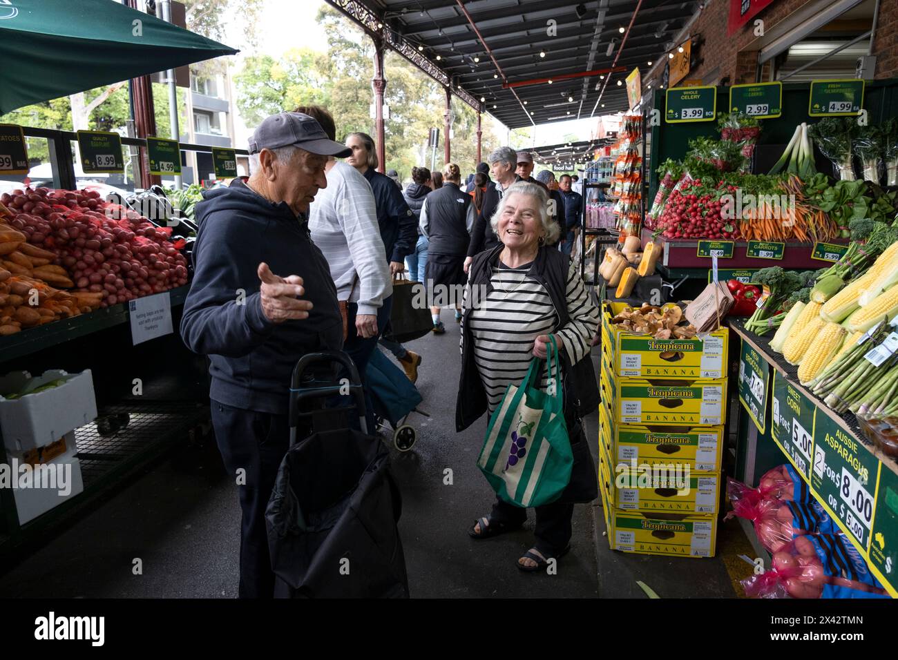 Acheteurs au South Melbourne Market. Le marché est un point de repère du centre-ville et favori des touristes. South Melbourne, Victoria, Australie. Banque D'Images