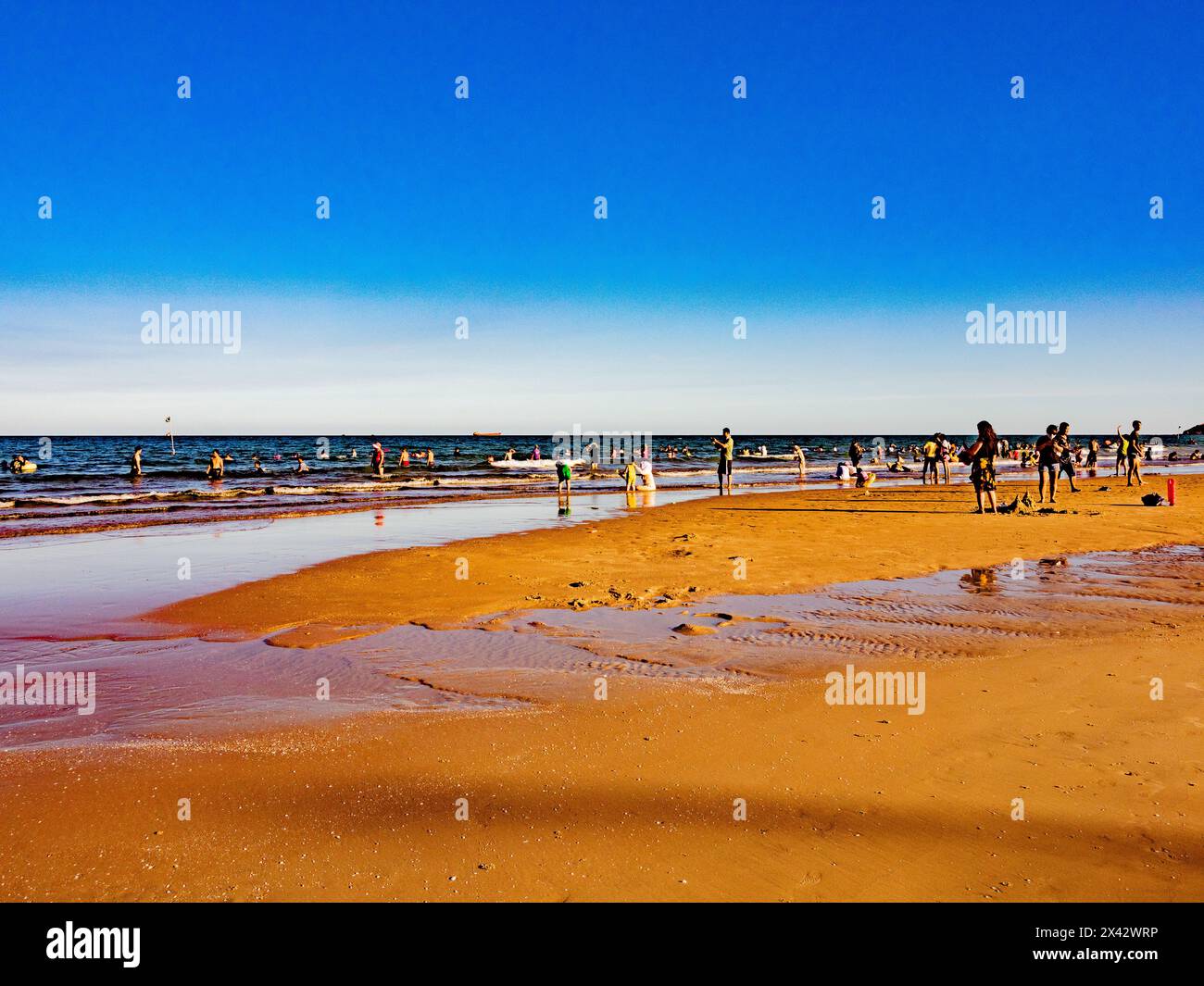 Les gens sur la plage de sable pendant le week-end de vacances à Vung Tau Vietnam Banque D'Images