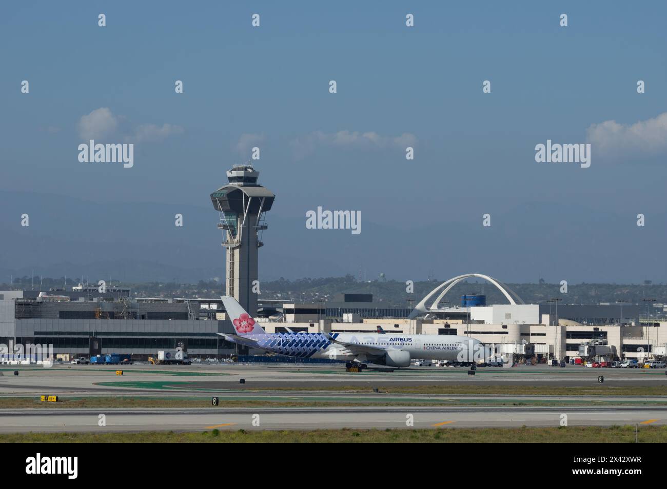 LAX, aéroport international de Los Angeles, en regardant au nord, l'Airbus A350 de China Airlines est montré en train de rouler. Banque D'Images