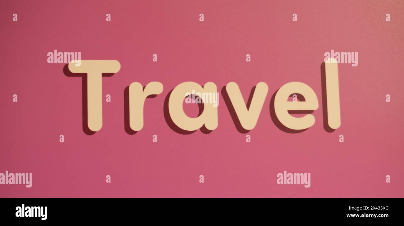 Mot de voyage sur fond rouge. Élément pour publicité, carte postale, affiche. Concept de voyage aventure Journey. Citations de la vie motivante d'inspiration Banque D'Images