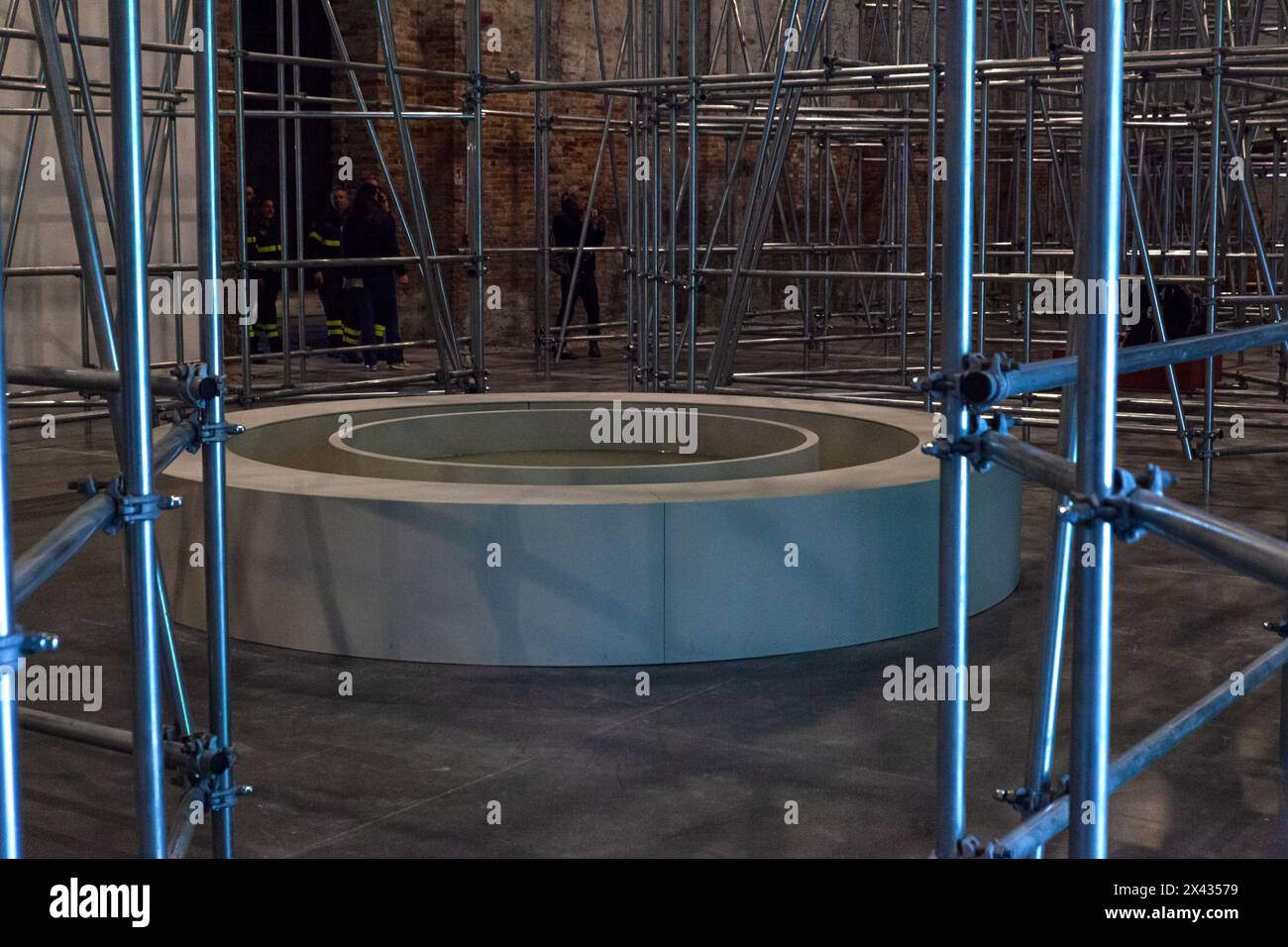 Venise, Italie - 18 avril 2024 : installation de Massimo Bartolini, intitulée due qui / To Hear au Pavillon Italien de l'Arsenale lors de la 60e In Banque D'Images
