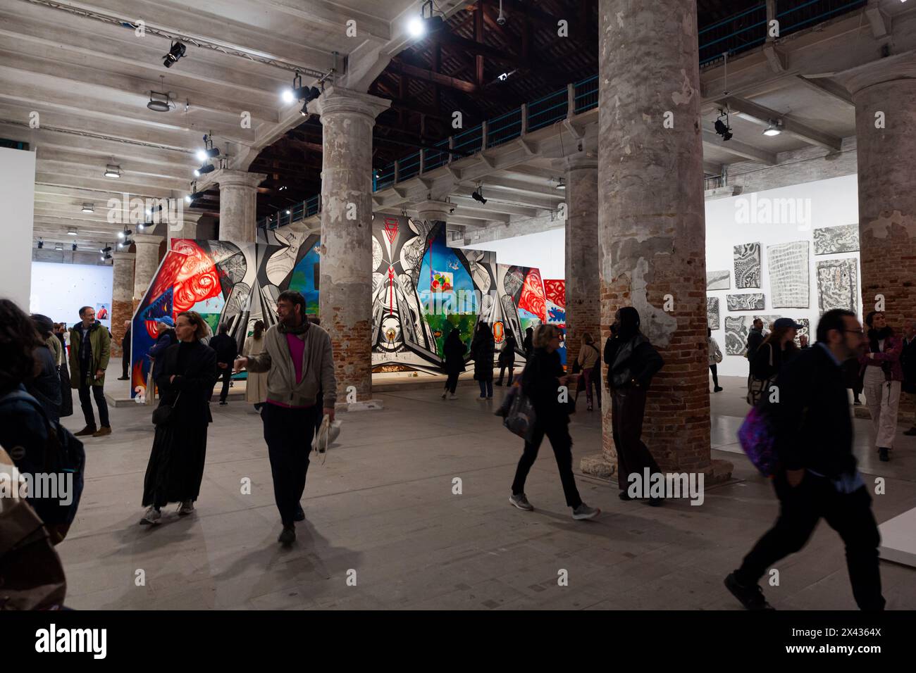 Venise, Italie - 17 avril 2024 : visiteurs de la 60e exposition internationale d'art de la biennale de Venise intitulée étrangers partout, Stranieri Ovunque. Banque D'Images